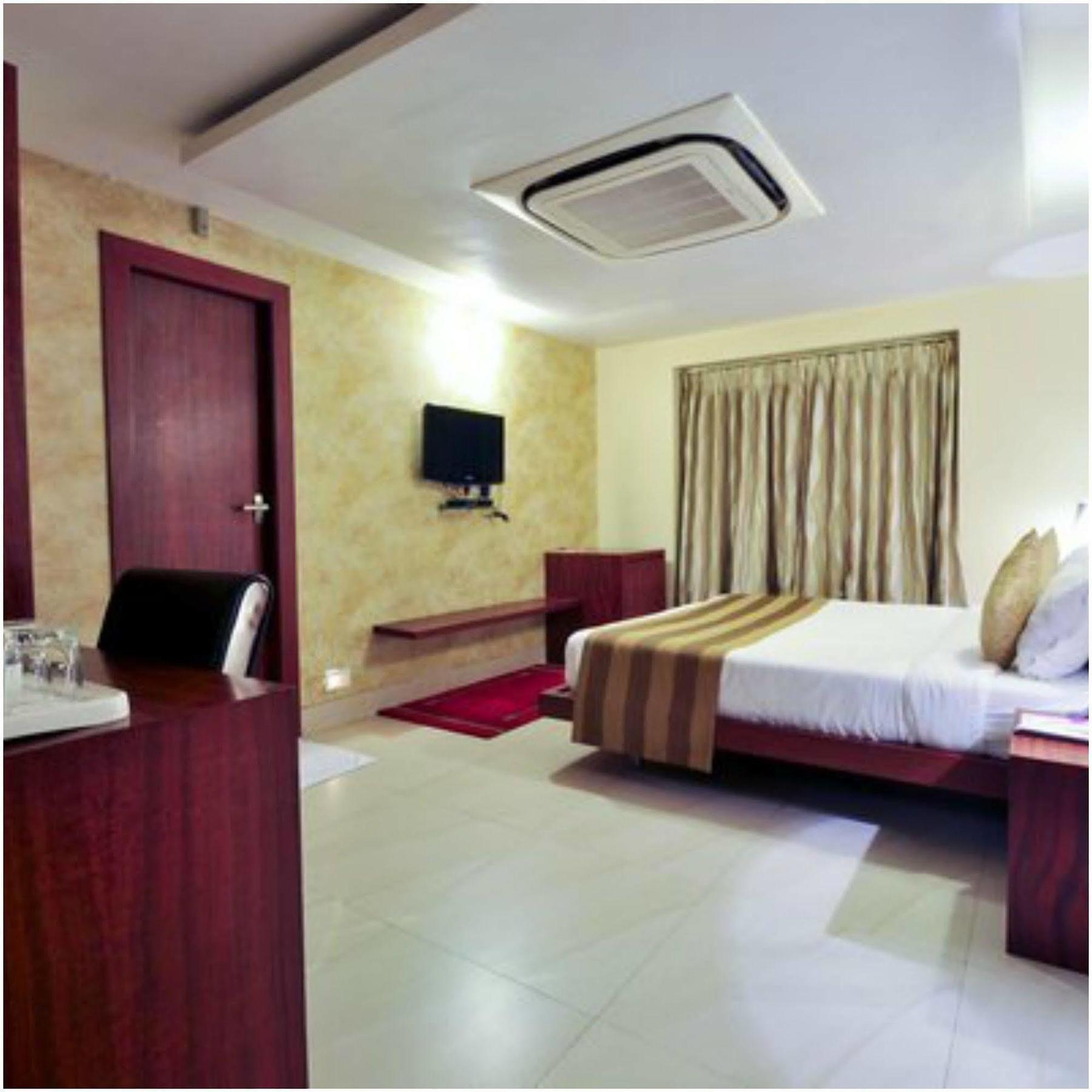 Kempton Hotel Calcutta Buitenkant foto